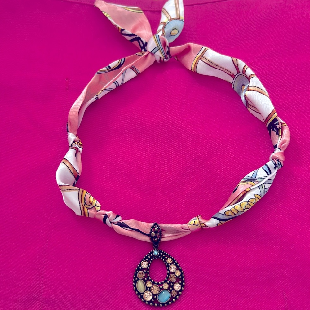 Pendant Tie Necklace